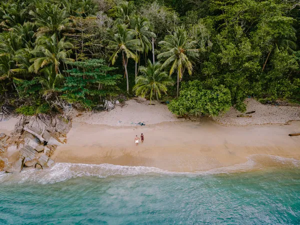 Banana Beach, Phuket, Tailândia, Uma bela praia tropical com palmeiras na ilha de Phuket, Tailândia, Banana Beach Localizado em Choeng Thale, Thalang, Phuket Province, Tailândia. — Fotografia de Stock