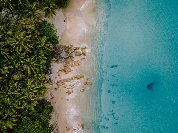 Banana Beach, Phuket, Tajlandia, Piękna tropikalna plaża z palmami na wyspie Phuket, Tajlandia, Banana Beach Położony w Choeng Thale, Thalang, Prowincja Phuket, Tajlandia. — Zdjęcie stockowe