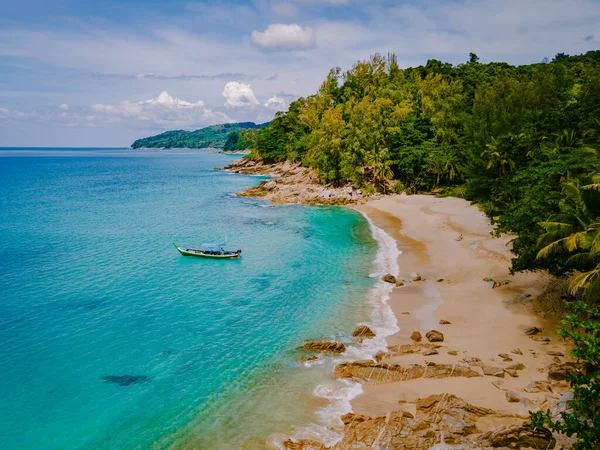 Banana Beach, Phuket, Thailand, Ein wunderschöner tropischer Strand mit Palmen auf der Insel Phuket, Thailand, Banana Beach in Choeng Thale, Thalang, Provinz Phuket, Thailand. — Stockfoto
