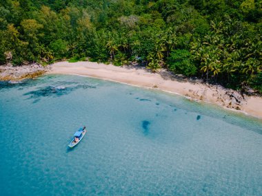 Banana Beach, Phuket, Tayland, Tayland, Phuket Adası 'nda palmiye ağaçları olan güzel bir tropikal plaj Choeng Thale, Thalang, Phuket Eyaleti, Tayland.