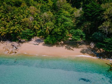 Banana Beach, Phuket, Tayland, Tayland, Phuket Adası 'nda palmiye ağaçları olan güzel bir tropikal plaj Choeng Thale, Thalang, Phuket Eyaleti, Tayland.