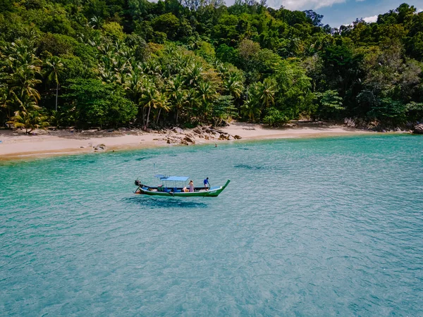 Banana Beach, Phuket, Tailândia, Uma bela praia tropical com palmeiras na ilha de Phuket, Tailândia, Banana Beach Localizado em Choeng Thale, Thalang, Phuket Province, Tailândia. — Fotografia de Stock