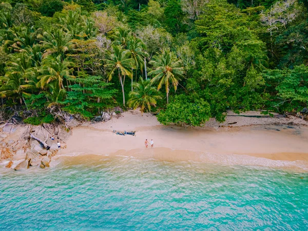 Banana Beach, Phuket, Tailândia, Uma bela praia tropical com palmeiras na ilha de Phuket, Tailândia, Banana Beach Localizado em Choeng Thale, Thalang, Phuket Province, Tailândia. — Fotografia de Stock