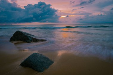 Naithon halk plajı. Phuket, Tayland, Phuket 'te ünlü sörf yeri, Naithon deniz plajı gün batımında. Tayland, Phuket