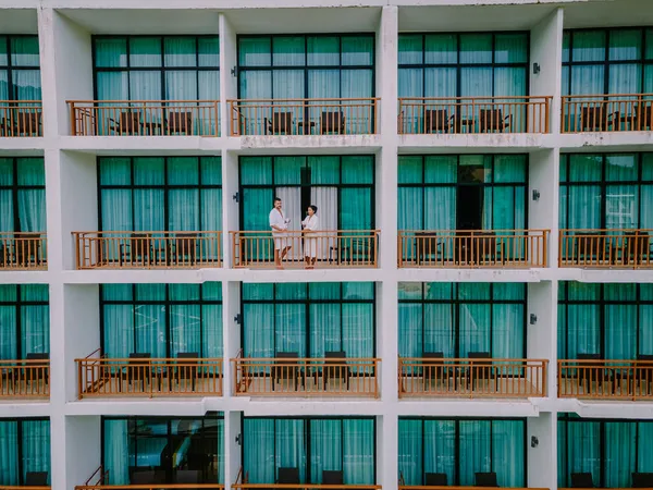 Mężczyzna i kobieta pijący kawę na balkonie nowego mieszkania, para w średnim wieku w Fron of there apartament rano pijących kawę — Zdjęcie stockowe