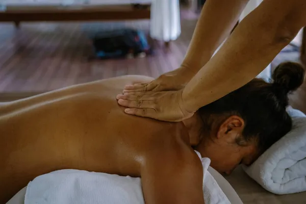 Tailandesa manos dado masaje, tailandesa masaje primer plano mujer mano — Foto de Stock