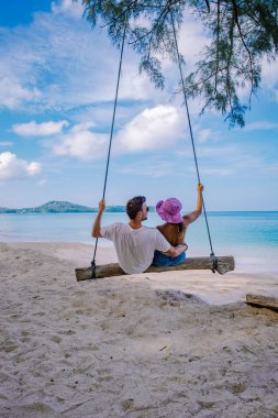 Bang Tao Sahili Phuket Tayland, Tayland 'da palmiye ağaçları ve altın kumları olan plaj.