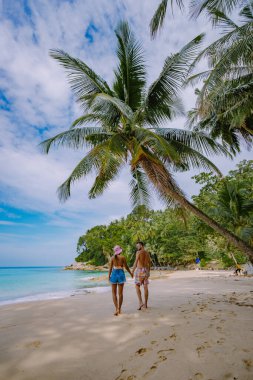 Tayland 'ın güneyindeki Phuket' te Surin plajı, Phuket 'te çok ünlü bir turistik yerdir. Güzel bir plaj, etrafında palmiyeler olan güzel bir tropikal plaj manzarası vardır. Tatil ve tatil kavramı.