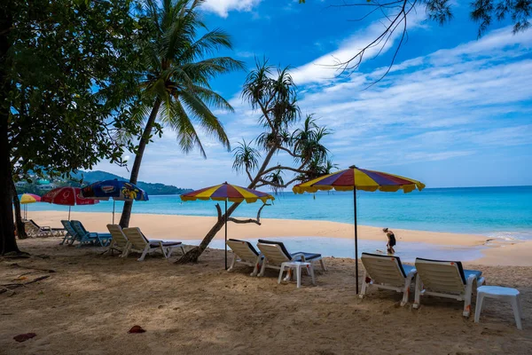 Surin Strand in Phuket, im Süden Thailands, Surin Strand ist ein sehr berühmtes Touristenziel in Phuket, Schöner Strand, Blick auf schönen tropischen Strand mit Palmen herum. Urlaubs- und Urlaubskonzept. — Stockfoto