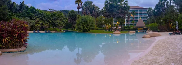 Розкішний готельний басейн, красивий тропічний пляж і море з парасолькою і стільцем навколо басейну в готельному курорті для подорожей і відпочинку — стокове фото