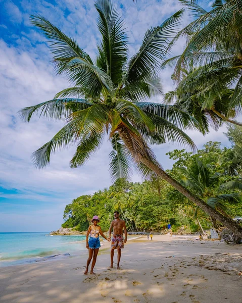 Surin strand in Phuket, ten zuiden van Thailand, Surin strand is een zeer beroemde toeristische bestemming in Phuket, Mooi strand, Uitzicht op mooi tropisch strand met palmen rond. Vakantie en vakantie concept. — Stockfoto