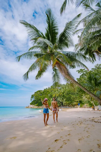 プーケットのスリンビーチ,タイの南部,スリンビーチはプーケットの非常に有名な観光地です,美しいビーチ,周りのヤシの木と素敵な熱帯ビーチのビュー.休暇と休暇のコンセプト. — ストック写真