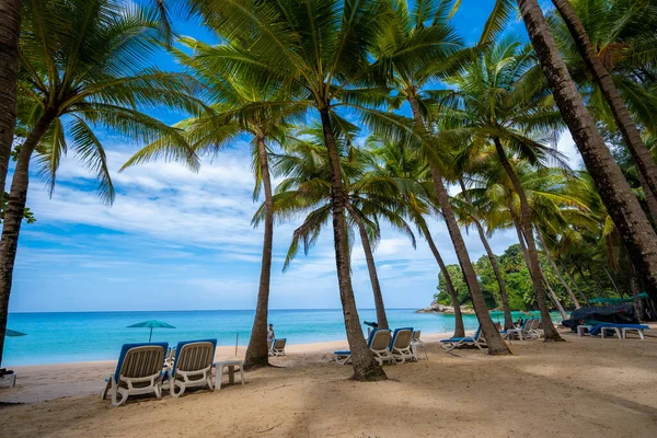 Surin Strand in Phuket, im Süden Thailands, Surin Strand ist ein sehr berühmtes Touristenziel in Phuket, Schöner Strand, Blick auf schönen tropischen Strand mit Palmen herum. Urlaubs- und Urlaubskonzept. — Stockfoto