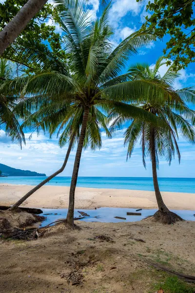 Surin stranden i Phuket, södra Thailand, Surin stranden är ett mycket känt turistmål i Phuket, Vacker strand, Utsikt över fin tropisk strand med handflator runt. Semester- och semesterkoncept. — Stockfoto