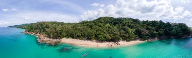 Banana Beach, Phuket, Tayland, Tayland, Phuket Adası 'nda palmiye ağaçları olan güzel bir tropikal plaj Choeng Thale, Thalang, Phuket Eyaleti, Tayland.