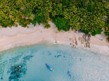 Banana Beach, Phuket, Tayland, Tayland, Phuket Adası 'nda palmiye ağaçları olan güzel bir tropikal plaj Choeng Thale, Thalang, Phuket Eyaleti, Tayland.