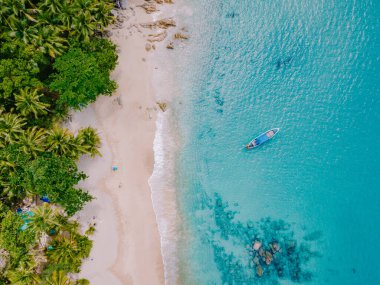 Banana Beach, Phuket, Tayland, Tayland, Phuket Adası 'nda palmiye ağaçları olan güzel bir tropikal plaj Choeng Thale, Thalang, Phuket Eyaleti, Tayland.