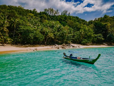 Banana Beach, Phuket, Tayland, Tayland, Phuket Adası 'nda palmiye ağaçları olan güzel bir tropikal plaj Choeng Thale, Thalang, Phuket Eyaleti, Tayland.