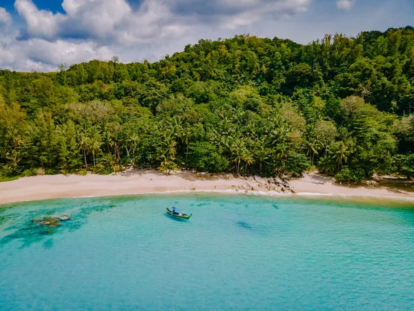 Banana Beach, Phuket, Thailand, En vacker tropisk strand med palmer på Phuket Island, Thailand, Banana Beach Beläget i Choeng Thale, Thalang, Phuket Province, Thailand. — Stockfoto