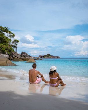 Similan Adaları Phuket, Tayland 'da palmiye ağaçları ve mavi okyanusla tropikal beyaz plaj