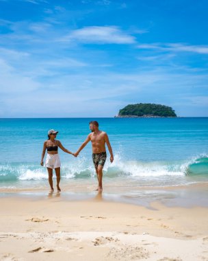 Kata Sahili Phuket Tayland, Tayland 'da beyaz altın kumu ve palmiye ağaçları olan tropikal plaj