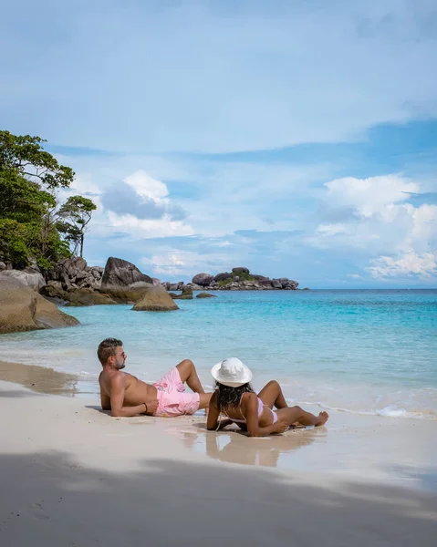 タイのヤシの木と青い海を持つ熱帯の白いビーチ、シミラン諸島プーケット — ストック写真