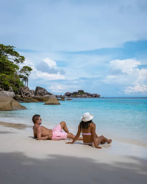 Similan Islands Phuket, plage de sable blanc tropical avec palmiers et océan bleu en Thaïlande — Photo