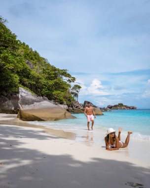 Similan Adaları Phuket, Tayland 'da palmiye ağaçları ve mavi okyanusla tropikal beyaz plaj