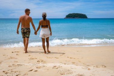 Kata Sahili Phuket Tayland, Tayland 'da beyaz altın kumu ve palmiye ağaçları olan tropikal plaj