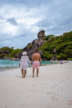 Similan Adaları Phuket, Tayland 'da palmiye ağaçları ve mavi okyanusla tropikal beyaz plaj