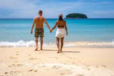 Kata Sahili Phuket Tayland, Tayland 'da beyaz altın kumu ve palmiye ağaçları olan tropikal plaj