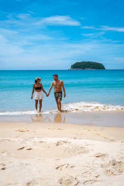 Kata Sahili Phuket Tayland, Tayland 'da beyaz altın kumu ve palmiye ağaçları olan tropikal plaj