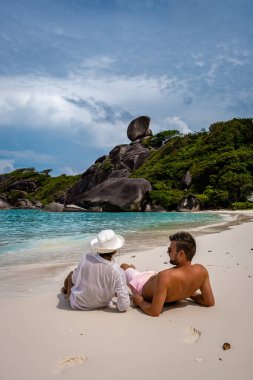 Similan Adaları Phuket, Tayland 'da palmiye ağaçları ve mavi okyanusla tropikal beyaz plaj