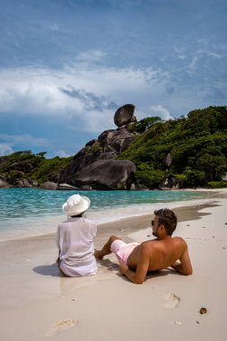 Similan Adaları Phuket, Tayland 'da palmiye ağaçları ve mavi okyanusla tropikal beyaz plaj