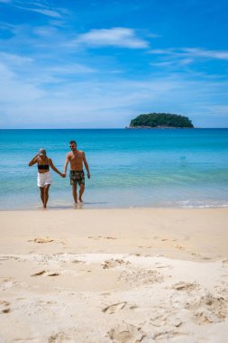 Kata Sahili Phuket Tayland, Tayland 'da beyaz altın kumu ve palmiye ağaçları olan tropikal plaj