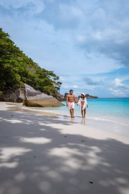 Similan Adaları Phuket, Tayland 'da palmiye ağaçları ve mavi okyanusla tropikal beyaz plaj
