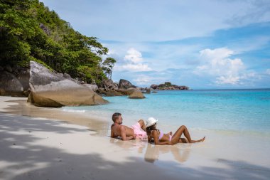 Similan Adaları Phuket, Tayland 'da palmiye ağaçları ve mavi okyanusla tropikal beyaz plaj
