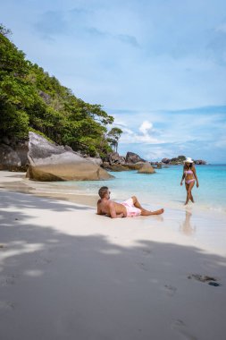 Similan Adaları Phuket, Tayland 'da palmiye ağaçları ve mavi okyanusla tropikal beyaz plaj