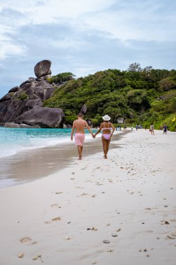 Similan Adaları Phuket, Tayland 'da palmiye ağaçları ve mavi okyanusla tropikal beyaz plaj