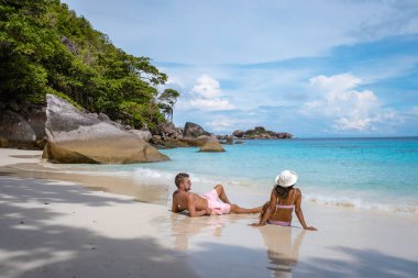 Similan Adaları Phuket, Tayland 'da palmiye ağaçları ve mavi okyanusla tropikal beyaz plaj