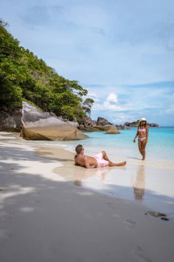 Similan Adaları Phuket, Tayland 'da palmiye ağaçları ve mavi okyanusla tropikal beyaz plaj