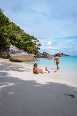 Similan Adaları Phuket, Tayland 'da palmiye ağaçları ve mavi okyanusla tropikal beyaz plaj