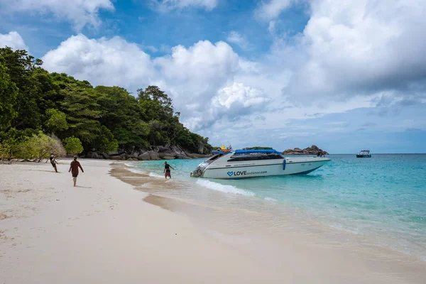 Similan Islands Phuket, tropischer weißer Strand mit Palmen und blauem Meer in Thailand — Stockfoto