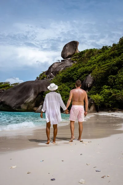 Similan Islands Phuket, plage de sable blanc tropical avec palmiers et océan bleu en Thaïlande — Photo