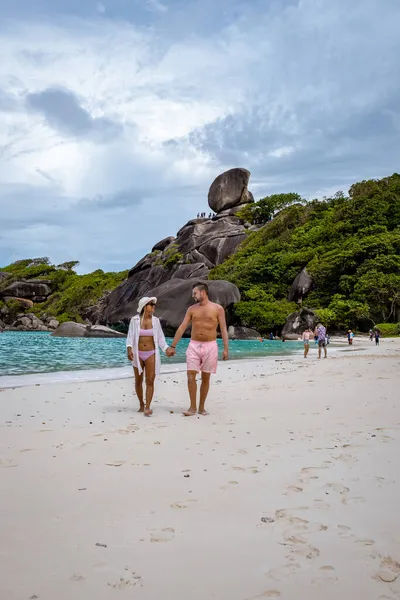 Similan Islands Phuket, playa tropical blanca con palmeras y océano azul en Tailandia —  Fotos de Stock