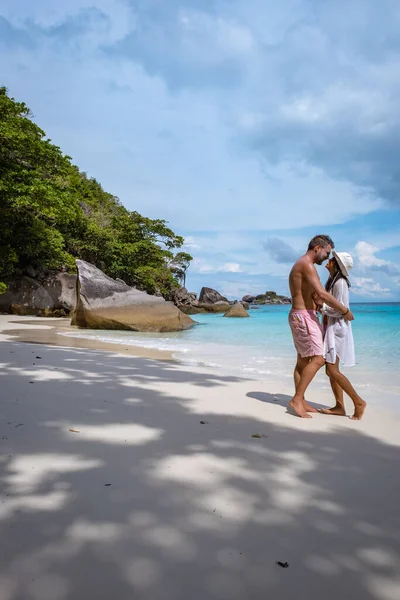 Similan Islands Phuket, tropická bílá pláž s palmami a modrým oceánem v Thajsku — Stock fotografie