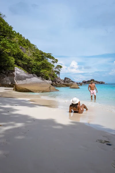 Similan Islands Phuket, plage de sable blanc tropical avec palmiers et océan bleu en Thaïlande — Photo