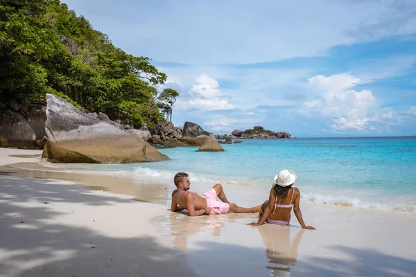 Similan Islands Phuket, playa tropical blanca con palmeras y océano azul en Tailandia —  Fotos de Stock