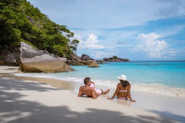 Similan Adaları Phuket, Tayland 'da palmiye ağaçları ve mavi okyanusla tropikal beyaz plaj