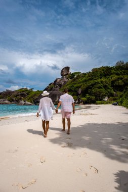 Similan Adaları Phuket, Tayland 'da palmiye ağaçları ve mavi okyanusla tropikal beyaz plaj